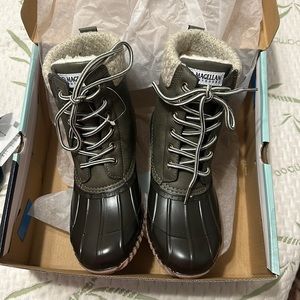 NWT women’s Magellan duck boots